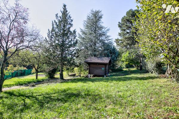 Grande maison familiale, sous sol complet et combles aménageables, sur près de 2000 m2 de terrain.