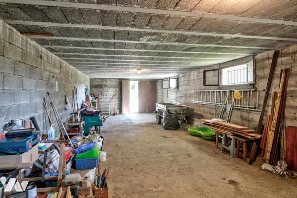 Grande maison familiale, sous sol complet et combles aménageables, sur près de 2000 m2 de terrain.