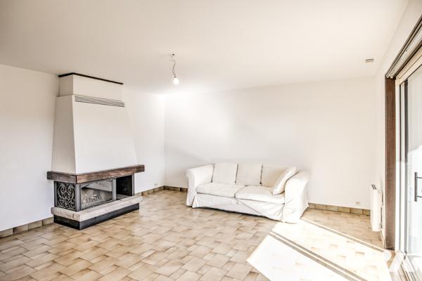 Grande maison familiale, sous sol complet et combles aménageables, sur près de 2000 m2 de terrain.