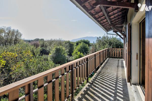 Grande maison familiale, sous sol complet et combles aménageables, sur près de 2000 m2 de terrain.