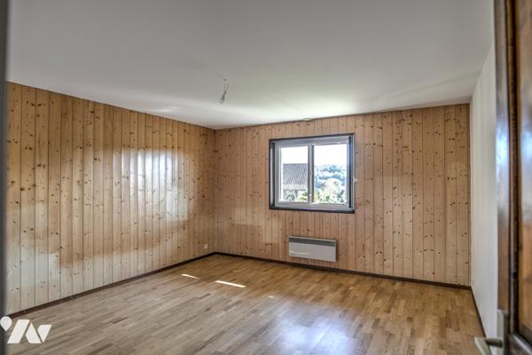 Grande maison familiale, sous sol complet et combles aménageables, sur près de 2000 m2 de terrain.