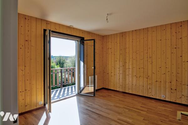 Grande maison familiale, sous sol complet et combles aménageables, sur près de 2000 m2 de terrain.