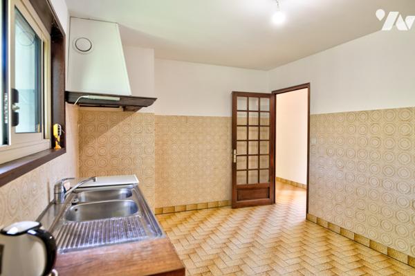 Grande maison familiale, sous sol complet et combles aménageables, sur près de 2000 m2 de terrain.