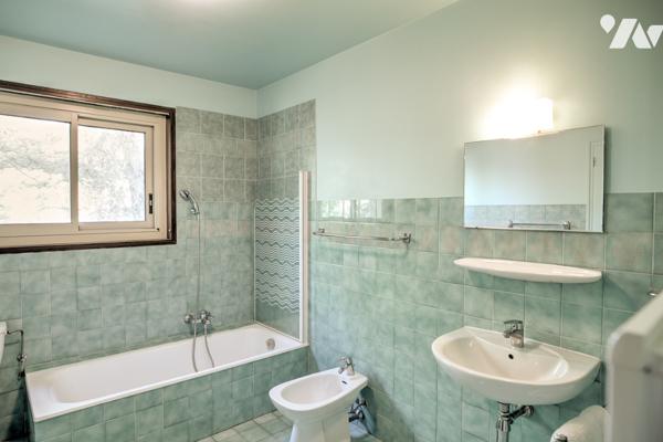 Grande maison familiale, sous sol complet et combles aménageables, sur près de 2000 m2 de terrain.