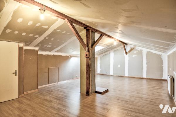 Grande maison familiale, sous sol complet et combles aménageables, sur près de 2000 m2 de terrain.