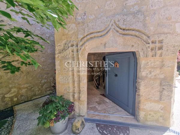 Une demeure de ville exceptionnelle du XVe siècle située au cœur d’un village médiéval vivant