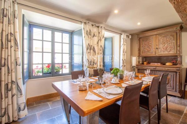 Une demeure de ville exceptionnelle du XVe siècle située au cœur d’un village médiéval vivant