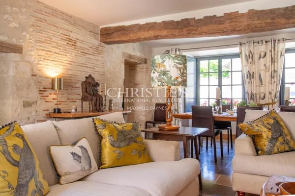 Une demeure de ville exceptionnelle du XVe siècle située au cœur d’un village médiéval vivant