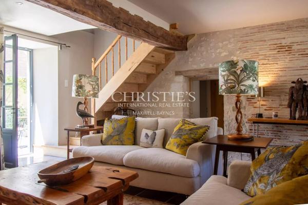 Une demeure de ville exceptionnelle du XVe siècle située au cœur d’un village médiéval vivant