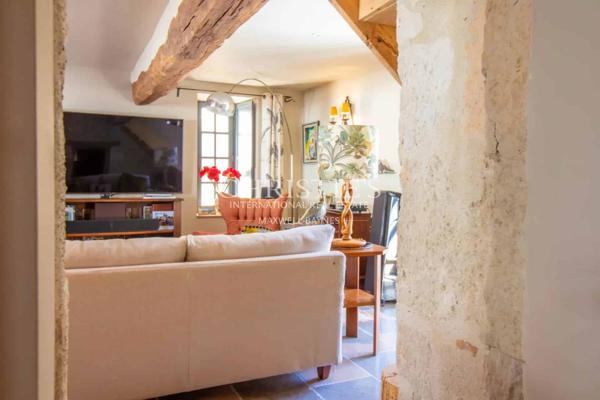 Une demeure de ville exceptionnelle du XVe siècle située au cœur d’un village médiéval vivant