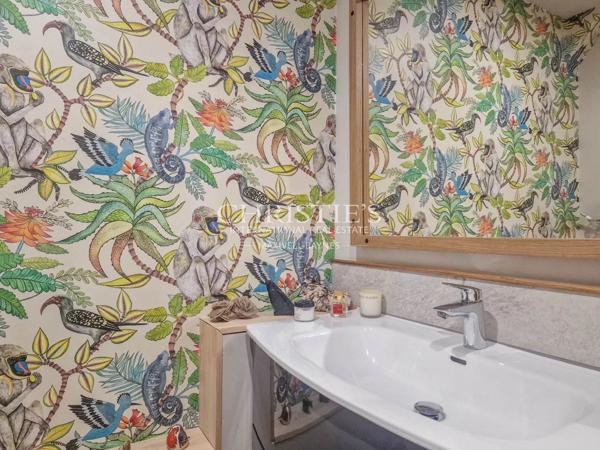 Une demeure de ville exceptionnelle du XVe siècle située au cœur d’un village médiéval vivant