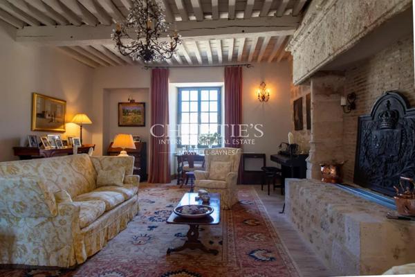 Une demeure de ville exceptionnelle du XVe siècle située au cœur d’un village médiéval vivant