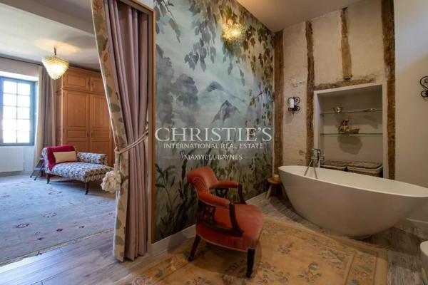 Une demeure de ville exceptionnelle du XVe siècle située au cœur d’un village médiéval vivant