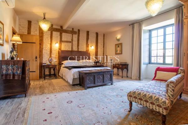 Une demeure de ville exceptionnelle du XVe siècle située au cœur d’un village médiéval vivant