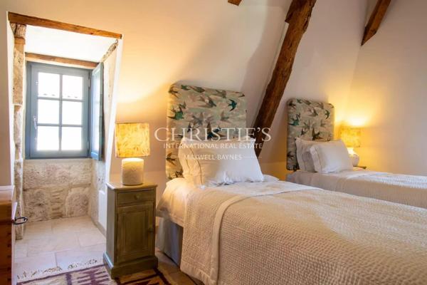 Une demeure de ville exceptionnelle du XVe siècle située au cœur d’un village médiéval vivant