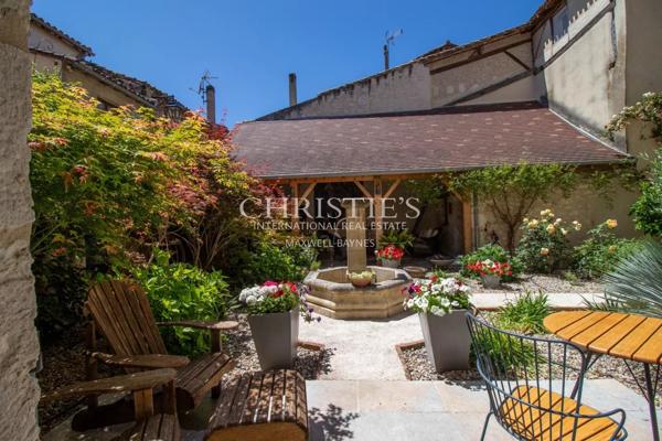 Une demeure de ville exceptionnelle du XVe siècle située au cœur d’un village médiéval vivant