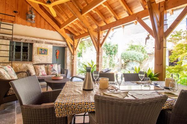 Une demeure de ville exceptionnelle du XVe siècle située au cœur d’un village médiéval vivant