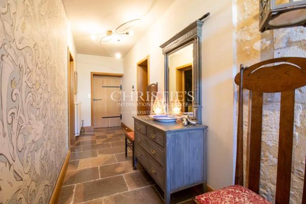 Une demeure de ville exceptionnelle du XVe siècle située au cœur d’un village médiéval vivant