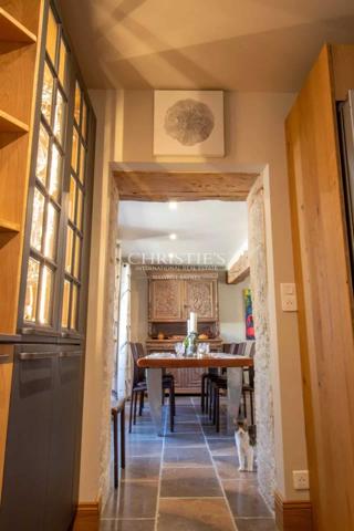 Une demeure de ville exceptionnelle du XVe siècle située au cœur d’un village médiéval vivant