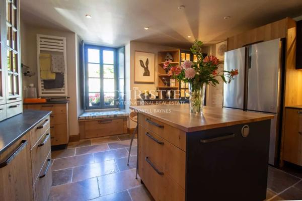 Une demeure de ville exceptionnelle du XVe siècle située au cœur d’un village médiéval vivant