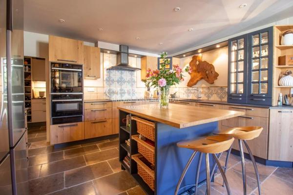 Une demeure de ville exceptionnelle du XVe siècle située au cœur d’un village médiéval vivant