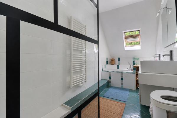 Maison familiale de 4 chambres avec dépendance, garage et fort potentiel d'évolution à Tremblay-en-France