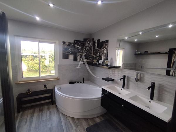 Maison récente 5 pièces (210 m²) au coeur du village