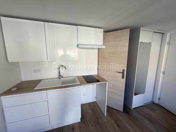 À seulement 140 mètres du Marché Central et à 500 mètres de la plage de la Grande Conche, découvrez ce charmant studio idéalement situé en plein cœur de Royan.

D’une superficie de 18,4 m², ce bien a été entièrement rénové à neuf avec des matériaux et équipements de qualité, offrant un intérieur moderne, soigné et fonctionnel.

Son emplacement privilégié permet de profiter pleinement de la vie royannaise : commerces, marché, restaurants, services et plage sont accessibles à pied, sans nécessité de véhicule.

Un véritable atout : une annexe de 15 m²

Le bien bénéficie également d’une annexe privative de 15 m², offrant une grande souplesse d’utilisation. Celle-ci pourra être aménagée selon vos besoins, notamment en place de stationnement ou en agréable terrasse extérieure, sous réserve des autorisations nécessaires.

Les + du bien

* 📍 Emplacement exceptionnel en plein centre-ville
* 🛍️ Marché Central à 140 m
* 🌊 Plage de la Grande Conche à 500 m
* ✨ Rénovation complète à neuf
* 🏡 Matériaux et prestations de qualité
* 🚗 Annexe de 15 m² avec potentiel stationnement ou terrasse
* 🚶 Tout Royan à pied

Un pied-à-terre idéal pour profiter de Royan, un investissement locatif attractif ou un bien parfait pour un projet de résidence secondaire.

À découvrir sans tarder !
