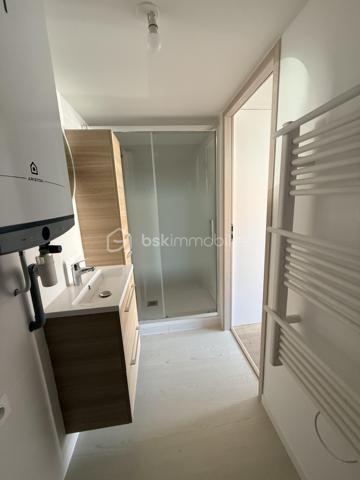 À seulement 140 mètres du Marché Central et à 500 mètres de la plage de la Grande Conche, découvrez ce charmant studio idéalement situé en plein cœur de Royan.

D’une superficie de 18,4 m², ce bien a été entièrement rénové à neuf avec des matériaux et équipements de qualité, offrant un intérieur moderne, soigné et fonctionnel.

Son emplacement privilégié permet de profiter pleinement de la vie royannaise : commerces, marché, restaurants, services et plage sont accessibles à pied, sans nécessité de véhicule.

Un véritable atout : une annexe de 15 m²

Le bien bénéficie également d’une annexe privative de 15 m², offrant une grande souplesse d’utilisation. Celle-ci pourra être aménagée selon vos besoins, notamment en place de stationnement ou en agréable terrasse extérieure, sous réserve des autorisations nécessaires.

Les + du bien

* 📍 Emplacement exceptionnel en plein centre-ville
* 🛍️ Marché Central à 140 m
* 🌊 Plage de la Grande Conche à 500 m
* ✨ Rénovation complète à neuf
* 🏡 Matériaux et prestations de qualité
* 🚗 Annexe de 15 m² avec potentiel stationnement ou terrasse
* 🚶 Tout Royan à pied

Un pied-à-terre idéal pour profiter de Royan, un investissement locatif attractif ou un bien parfait pour un projet de résidence secondaire.

À découvrir sans tarder !