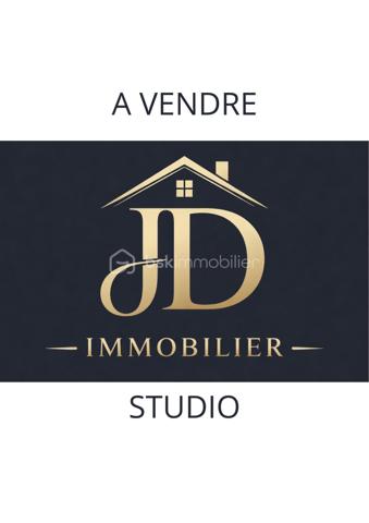 À seulement 140 mètres du Marché Central et à 500 mètres de la plage de la Grande Conche, découvrez ce charmant studio idéalement situé en plein cœur de Royan.

D’une superficie de 18,4 m², ce bien a été entièrement rénové à neuf avec des matériaux et équipements de qualité, offrant un intérieur moderne, soigné et fonctionnel.

Son emplacement privilégié permet de profiter pleinement de la vie royannaise : commerces, marché, restaurants, services et plage sont accessibles à pied, sans nécessité de véhicule.

Un véritable atout : une annexe de 15 m²

Le bien bénéficie également d’une annexe privative de 15 m², offrant une grande souplesse d’utilisation. Celle-ci pourra être aménagée selon vos besoins, notamment en place de stationnement ou en agréable terrasse extérieure, sous réserve des autorisations nécessaires.

Les + du bien

* 📍 Emplacement exceptionnel en plein centre-ville
* 🛍️ Marché Central à 140 m
* 🌊 Plage de la Grande Conche à 500 m
* ✨ Rénovation complète à neuf
* 🏡 Matériaux et prestations de qualité
* 🚗 Annexe de 15 m² avec potentiel stationnement ou terrasse
* 🚶 Tout Royan à pied

Un pied-à-terre idéal pour profiter de Royan, un investissement locatif attractif ou un bien parfait pour un projet de résidence secondaire.

À découvrir sans tarder !
