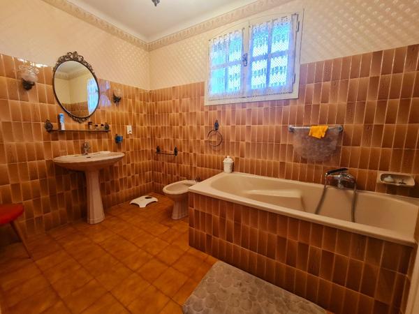 Alès - Maison familiale de caractère ? Fort potentiel