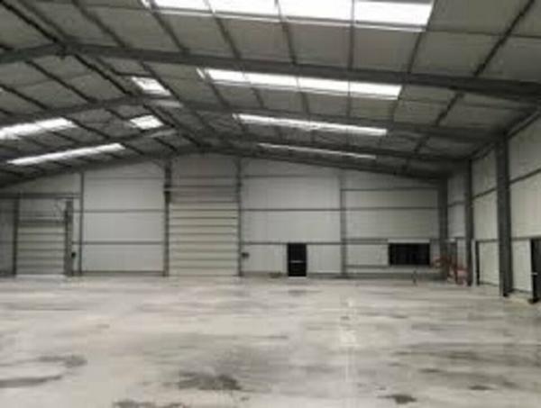 Local commercial de 450m2 à SAINT MARTIN DES CHAMPS