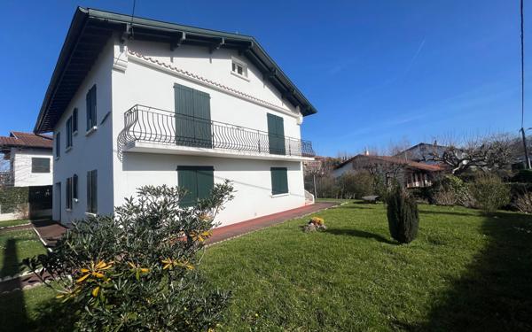 Maison à vendre    8 pièces • 184,80 m2 Ciboure