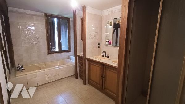 HYPER CENTRE
Ensemble immobilier offrant de nombreuses possibilités d'aménagement