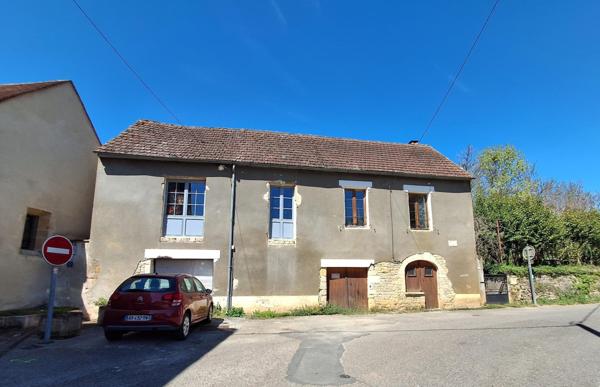 Belle maison en pierre, salon lumineux et jardin arboré