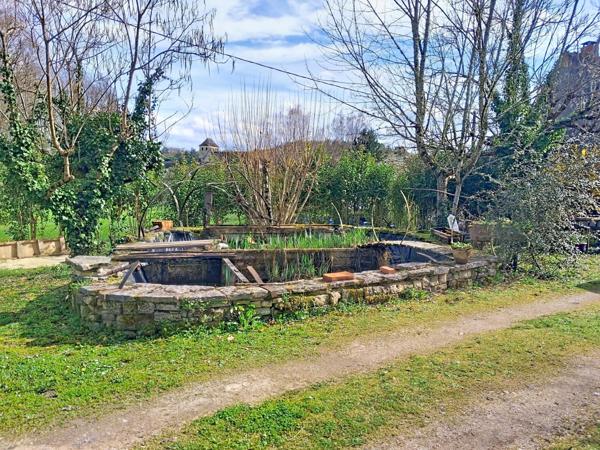 Belle maison en pierre, salon lumineux et jardin arboré