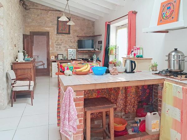 Belle maison en pierre, salon lumineux et jardin arboré