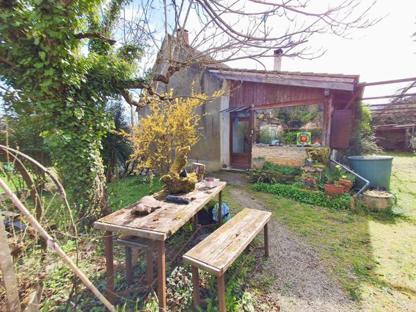 Belle maison en pierre, salon lumineux et jardin arboré