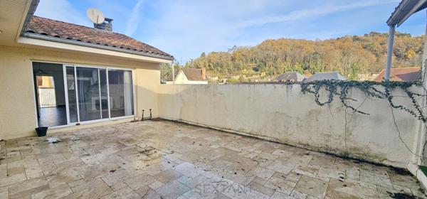 Immeuble avec appartement de 147 m² et local polyvalent de 180 m² à Sarlat
