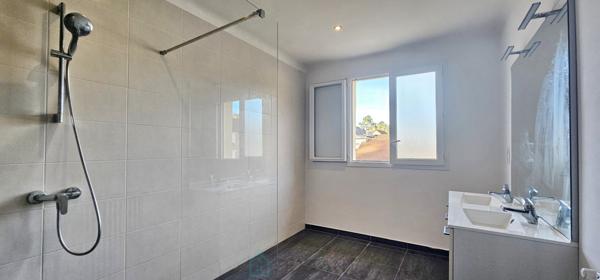Immeuble avec appartement de 147 m² et local polyvalent de 180 m² à Sarlat