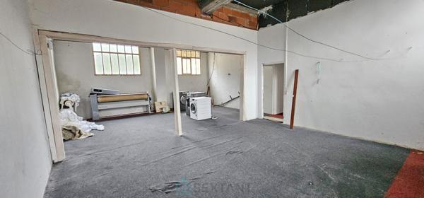 Immeuble avec appartement de 147 m² et local polyvalent de 180 m² à Sarlat