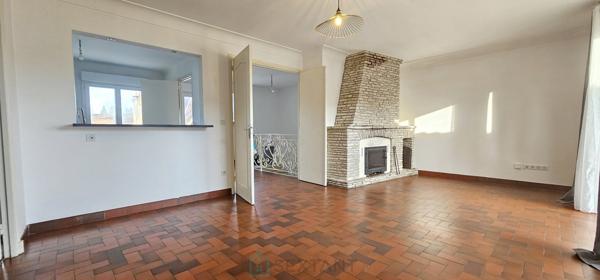 Immeuble avec appartement de 147 m² et local polyvalent de 180 m² à Sarlat