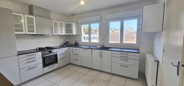 Immeuble avec appartement de 147 m² et local polyvalent de 180 m² à Sarlat