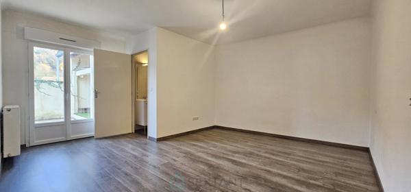 Immeuble avec appartement de 147 m² et local polyvalent de 180 m² à Sarlat