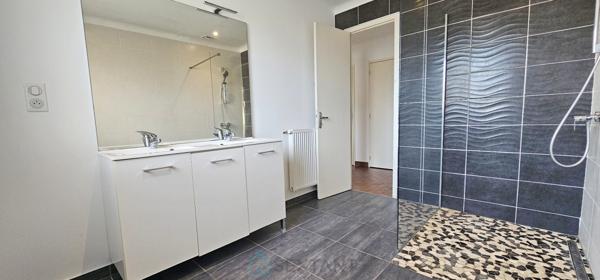 Immeuble avec appartement de 147 m² et local polyvalent de 180 m² à Sarlat