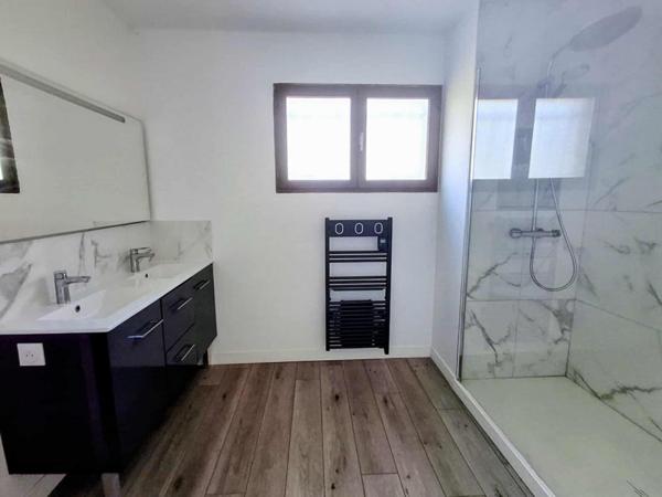 Maison rénovée avec dépendance, garage et grand terrain divisible ? plein centre de Saint-André-de-Cubzac (33240)