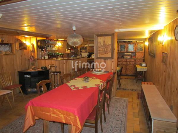 Maison avec dépendances, sur environ 16 ares