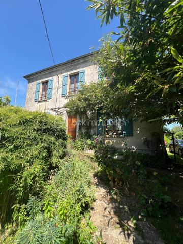 NOUVEAU EN EXCLUSIVITE !!! Sur la commune de LA TRETOIRE (A 2 min de Rebais), venez découvrir cette grande maison familiale de 207m2 située dans un secteur très calme. Ecoles et transports scolaire accessibles à pied. Commerces à Rebais (2km).

Au rez-de-chaussée : une entrée, une chaleureuse pièce de vie de 35m2 avec poêle à bois, une cuisine aménagée et équipée, un wc séparé, un accès sous-sol et une chambre de 19,5m2.
Au 1er étage : un palier dessert une salle de bain ainsi que 4 belles chambres dont 2 avec wc privatif (17,5/15,8/17/17,5m2).
Au 2ème étage : un palier, une salle d’eau récente avec wc sanibroyeur ainsi que 2 vastes chambres de 17,5 et 20m2.

Sous la maison, vous trouverez un sous-sol total d’environ 70m2 (avec une hauteur sous plafond d’environ 1,80m). Cet endroit est composé de plusieurs pièces pouvant faire office de stockage ou de caves avec un accès jardin.
A l’extérieur : un garage pouvant accueillir un véhicule, un chalet aménagé de 27m2 (au fond du jardin) avec électricité, une petite terrasse abritée, une petite dépendance pour du stockage et un espace sauna abrité.

Le tout est édifié sur un agréable terrain arboré et entièrement clôturé de 1 479m2 avec portail manuel et espace de stationnement pour 4 véhicules. Aucun vis-à-vis. Secteur calme.
Chauffage : pompe à chaleur AIR/AIR et poêle à bois. Ouvrants en double vitrage bois, fosse septique, fibre.
IDEAL POUR UNE FAMILLE ! BEAUX VOLUMES ! NE TARDEZ PAS A VENIR VISITER !