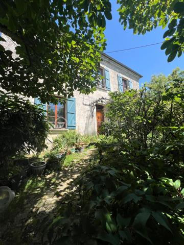 NOUVEAU EN EXCLUSIVITE !!! Sur la commune de LA TRETOIRE (A 2 min de Rebais), venez découvrir cette grande maison familiale de 207m2 située dans un secteur très calme. Ecoles et transports scolaire accessibles à pied. Commerces à Rebais (2km).

Au rez-de-chaussée : une entrée, une chaleureuse pièce de vie de 35m2 avec poêle à bois, une cuisine aménagée et équipée, un wc séparé, un accès sous-sol et une chambre de 19,5m2.
Au 1er étage : un palier dessert une salle de bain ainsi que 4 belles chambres dont 2 avec wc privatif (17,5/15,8/17/17,5m2).
Au 2ème étage : un palier, une salle d’eau récente avec wc sanibroyeur ainsi que 2 vastes chambres de 17,5 et 20m2.

Sous la maison, vous trouverez un sous-sol total d’environ 70m2 (avec une hauteur sous plafond d’environ 1,80m). Cet endroit est composé de plusieurs pièces pouvant faire office de stockage ou de caves avec un accès jardin.
A l’extérieur : un garage pouvant accueillir un véhicule, un chalet aménagé de 27m2 (au fond du jardin) avec électricité, une petite terrasse abritée, une petite dépendance pour du stockage et un espace sauna abrité.

Le tout est édifié sur un agréable terrain arboré et entièrement clôturé de 1 479m2 avec portail manuel et espace de stationnement pour 4 véhicules. Aucun vis-à-vis. Secteur calme.
Chauffage : pompe à chaleur AIR/AIR et poêle à bois. Ouvrants en double vitrage bois, fosse septique, fibre.
IDEAL POUR UNE FAMILLE ! BEAUX VOLUMES ! NE TARDEZ PAS A VENIR VISITER !