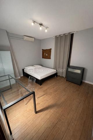 NOUVEAU EN EXCLUSIVITE !!! Sur la commune de LA TRETOIRE (A 2 min de Rebais), venez découvrir cette grande maison familiale de 207m2 située dans un secteur très calme. Ecoles et transports scolaire accessibles à pied. Commerces à Rebais (2km).

Au rez-de-chaussée : une entrée, une chaleureuse pièce de vie de 35m2 avec poêle à bois, une cuisine aménagée et équipée, un wc séparé, un accès sous-sol et une chambre de 19,5m2.
Au 1er étage : un palier dessert une salle de bain ainsi que 4 belles chambres dont 2 avec wc privatif (17,5/15,8/17/17,5m2).
Au 2ème étage : un palier, une salle d’eau récente avec wc sanibroyeur ainsi que 2 vastes chambres de 17,5 et 20m2.

Sous la maison, vous trouverez un sous-sol total d’environ 70m2 (avec une hauteur sous plafond d’environ 1,80m). Cet endroit est composé de plusieurs pièces pouvant faire office de stockage ou de caves avec un accès jardin.
A l’extérieur : un garage pouvant accueillir un véhicule, un chalet aménagé de 27m2 (au fond du jardin) avec électricité, une petite terrasse abritée, une petite dépendance pour du stockage et un espace sauna abrité.

Le tout est édifié sur un agréable terrain arboré et entièrement clôturé de 1 479m2 avec portail manuel et espace de stationnement pour 4 véhicules. Aucun vis-à-vis. Secteur calme.
Chauffage : pompe à chaleur AIR/AIR et poêle à bois. Ouvrants en double vitrage bois, fosse septique, fibre.
IDEAL POUR UNE FAMILLE ! BEAUX VOLUMES ! NE TARDEZ PAS A VENIR VISITER !